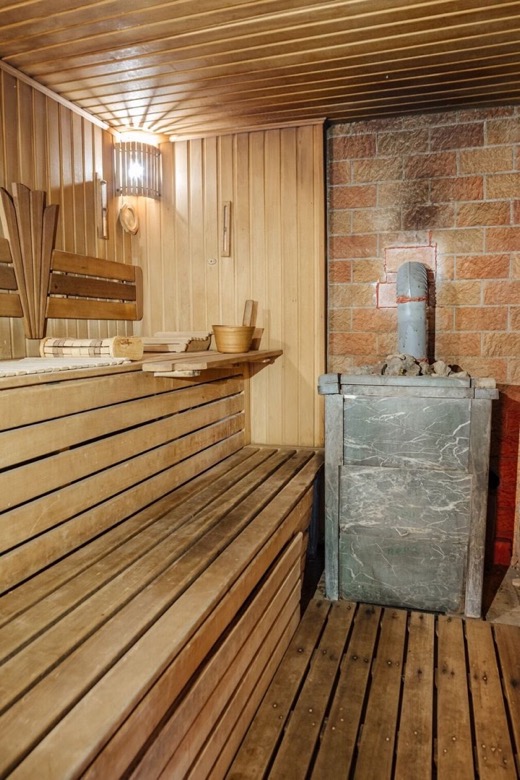 Парная с деревянными полками и печью