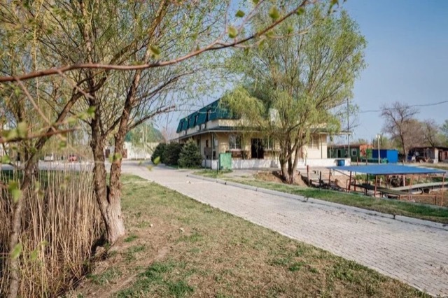 Дорожка, зелёная территория и корпус базы в селе Затон